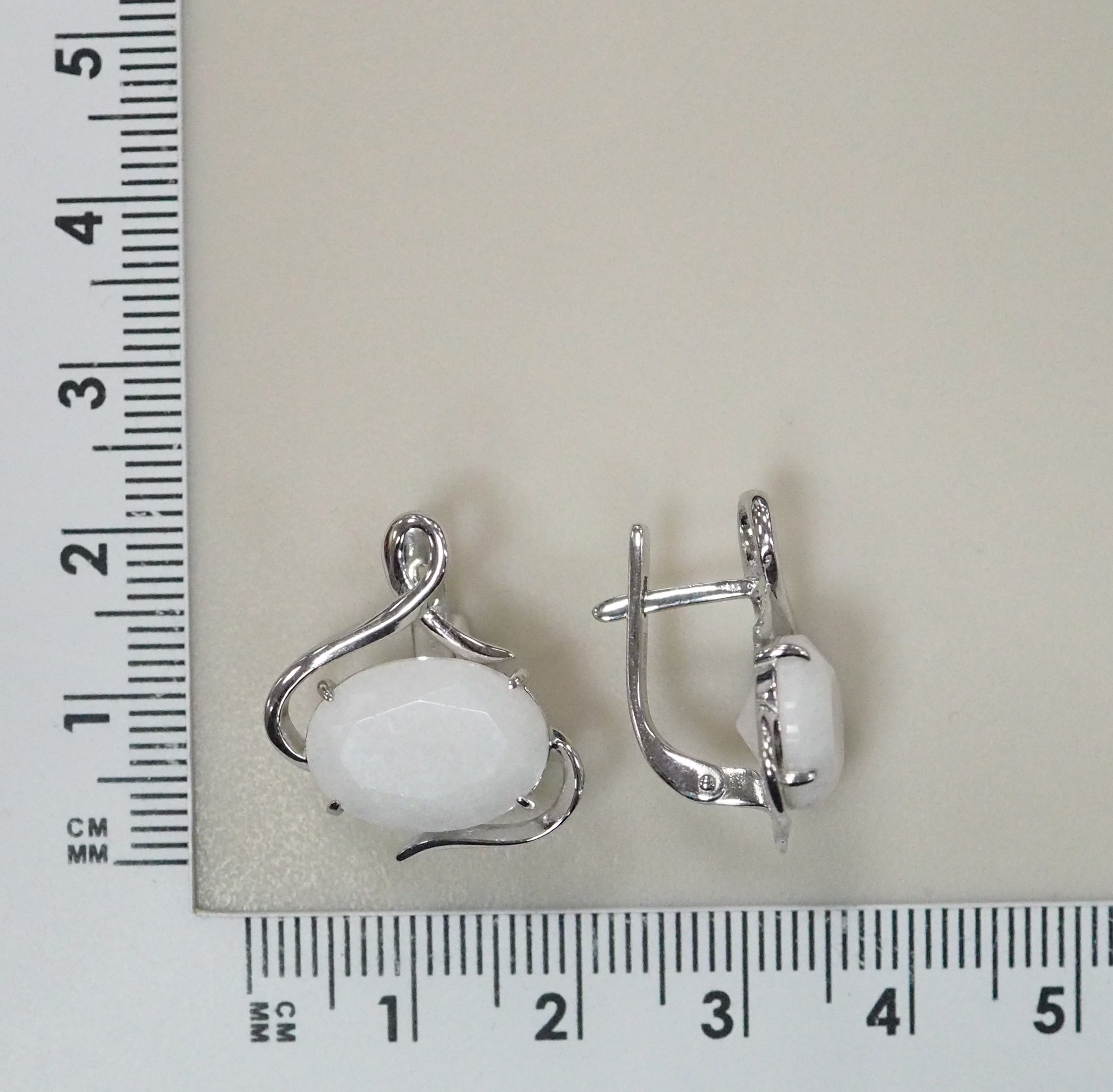 Серебряные серьги с белыми нефритами